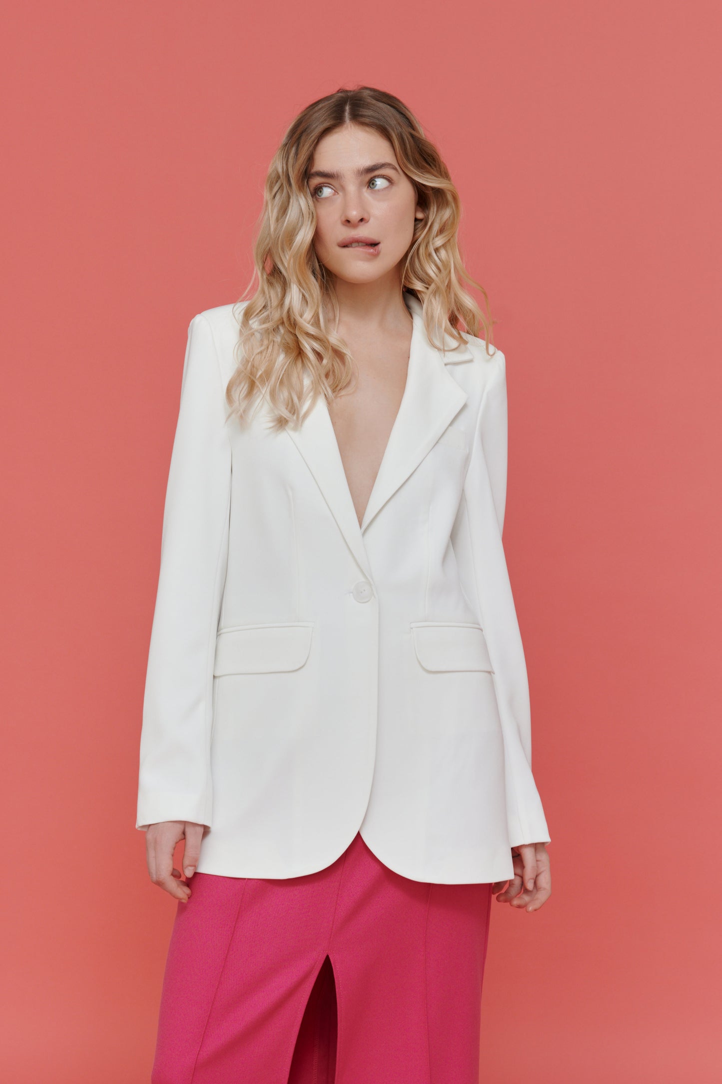 Model wearing white blazer with pink trousers – fashion look