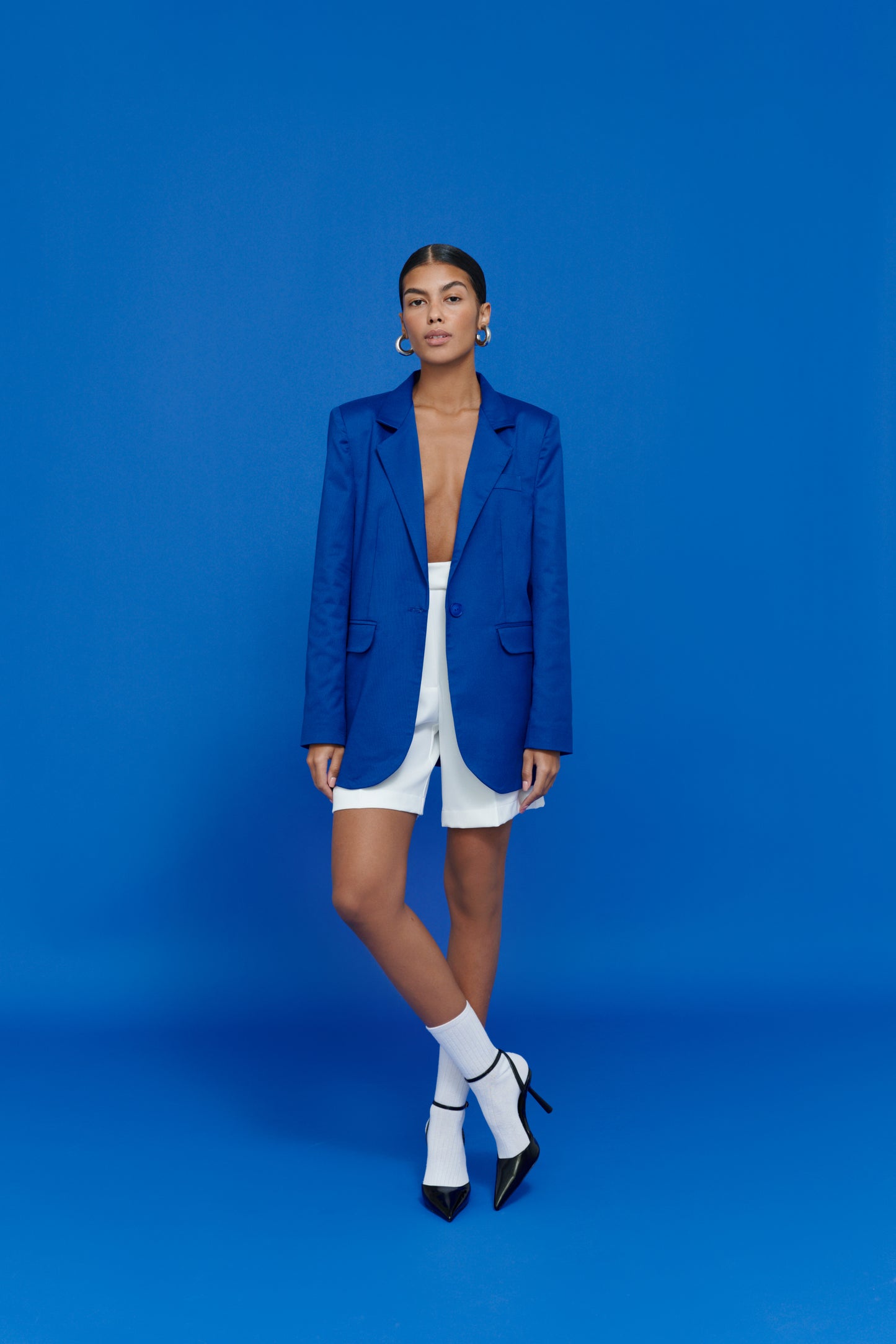 High-rise tailored white shorts outfit, chic co-ord set look