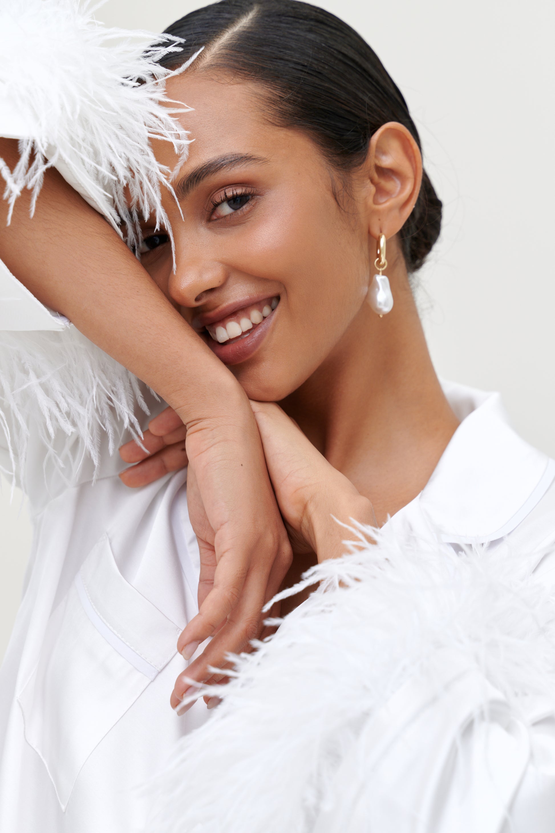 Satin white feather pajamas – stylish nightwear with detachable cuffs